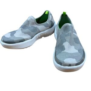 EUC OOFOS Women’s OOMG EEZEE LOW LTD Camo lightweight Slip-On Shoes Sz 6